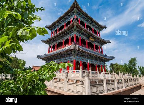  A Pagoda Dourada de Urumqi: Uma Jornada Espiritual e Arquitónica Impressionante!